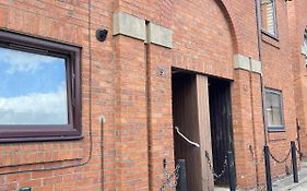 Modern 2 Bed Townhouse Just Outside City Walls With Free Private Parking